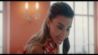 Özge Ulusoy Yeni Reklam Filminde Selfie’lere doyamadı