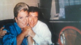 Zeki Müren hangi ünlü mankenle nişanlanmış?