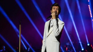 Yalın ‘Unutulmaz Şarkılar’ Konserinde Dakikalarca Alkışlandı