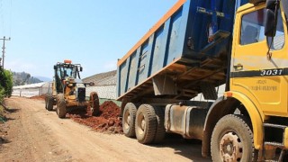 Antalya Kumluca’da bozulan yollarda asfalt hazırlığı