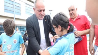 Gemlikli çocuklar bu yaz yüzme öğreniyor