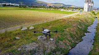 Kınık Belediyesi , Sıcakların Artmasıyla Larva ve Uçkun Mücadelesi Kapsamında Drone İle İlaçlama Çalışması Başlattı
