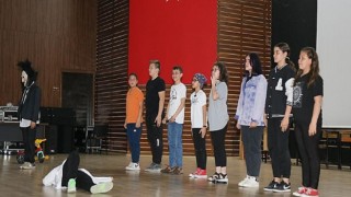Remzi Molvalıoğlu Ortaokulu tiyatro ekibi sahne aldı