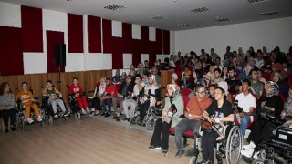 Van Büyükşehir Belediyesi engelli vatandaşlar ve ailelerine sinema keyfi yaşattı.