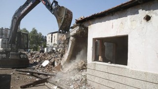 Konak’ta tehlikeli yapı yıkıldı
