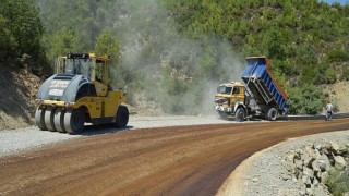 Antalya Büyükşehir Karabucak yolunu asfaltlıyor