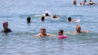 Buca’da anne ve çocuklara deniz keyfi