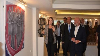İpek üzerine tükenmez kalemle yapılan sıradışı resimler Kıbrıs Modern Sanat Müzesi’nde!