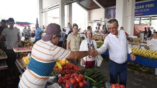 Kemer Belediye Başkanı Necati Topaloğlu, Muharrem ayı dolayısıyla vatandaşlara kendi elleriyle aşure ikram etti