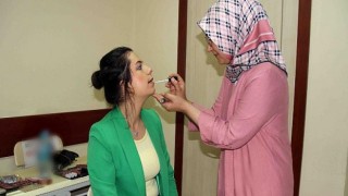 Makyaj sınıfı kursiyerleri bir taşla iki kuş vuruyor