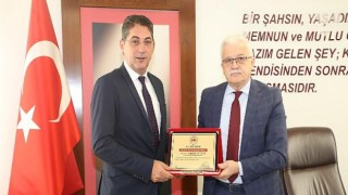 Burhaniye Belediye Başkanı Ali Kemal Deveciler yılın en başarılı Belediye Başkanı seçildi