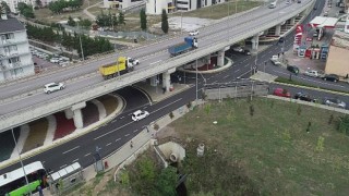 Gölcük Yüzbaşılar Köprülü kavşağı yan yollarında yol çizgileri çekildi