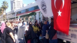 İzmir Depremzedeleri Dayanışma Derneği Bartın Maden Ocağında Şehit Olan Madenciler İçin Konak Meydanında Lokma Döktürdü