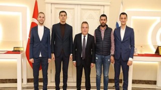 Antalya Büyükşehir Belediye Başkanı Muhittin Böcek gençleri ağırladı