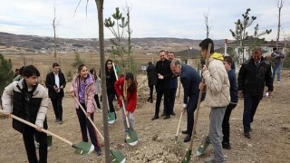 İnegöl Esentepe Mahallesinde 193 Fidan Toprakla Buluştu