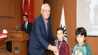 Ödüllerini Başkan Selvitopu verdi