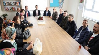 Yahyalı Belediye Başkanı Esat Öztürk, 24 Kasım Öğretmenler Gününü pasta ikramı yaparak kutladı