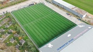 Alparslan Türkeş Spor Kompleksi'nde sahanın sentetik çimleri seriliyor
