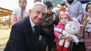 Kırsaldaki çocukların yüzü oyuncakla güldü
