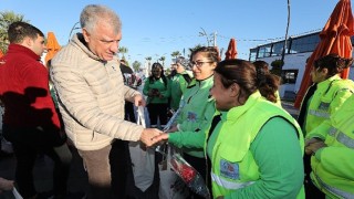 Narlıdere Belediye Başkanı Ali Engin'en Kadın Temizlik Ekibine Teşekkür Etti