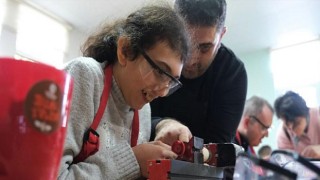 Özel çocuklara, ahşap oyuncak atölyesi etkinliği