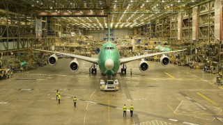 Son 747 uçağı, Boeing Everett Fabrikası’ndan ayrılıyor