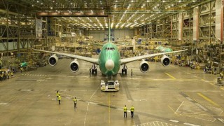 Son 747 uçağı, Boeing Everett Fabrikası’ndan ayrılıyor