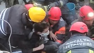 14 yaşındaki Mahmut 86. saatte enkazdan sağ çıkarıldı