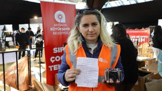 Antalya Büyükşehir Afet Merkezi'ne bırakılan yardımlar arasında bulunan kumbaralar içleri ısıttı