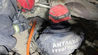Antalya Büyükşehir Belediyesi İtfaiyesi Kahramanmaraş'ta mucizevi bir kurtarışa imza attı