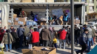 Antalya Büyükşehir Belediyesi&#39;nin yardım tırları Hatay'a ulaştı