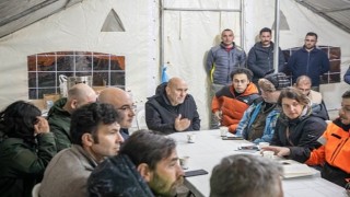 Başkan Soyer Hatay'da koordinasyon merkezine geldi