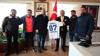 Başkan Topaloğlu'na forma hediyesi