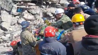 CAK Canik Belediyesi Arama Kurtarma Ekipleri Enkaz Altında Kalan Çocuğu 129 Saat Sonra Sağ Olarak Kurtardı