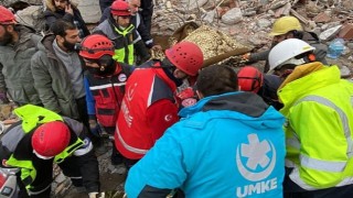 CAK Canik Belediyesi Arama Kurtarma Ekipleri Enkaz Altında Kalan Kadını 108 Saat Sonra Sağ Olarak Kurtardı