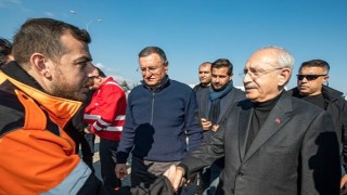 CHP lideri Kılıçdaroğlu, İzmir Büyükşehir'in Hatay'daki koordinasyon merkezini ziyaret etti