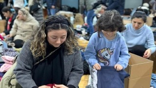 Çocuklar, depremzedeler için yardıma koştu