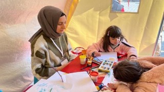 Depremi yaşayan çocuklar için oyun en iyi ilaçtır