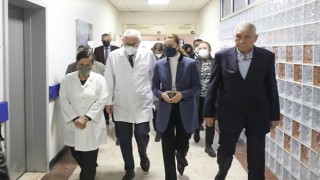 DEÜ Rektörü Hotar'dan Depremzede Yaralılara Moral Ziyareti