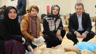 Eli öpülesi analar depremzedeler için Bergama'da ekmek pişiriyor