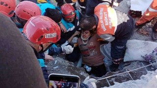 Enkaz altındaki anne ile kızı, papağan sayesinde kurtuldu