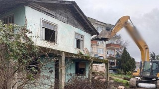 Gölcük'te Orta Hasarlı Ya da Metruk Olduğu İçin Yıkılan Bina Sayısı 115 Oldu