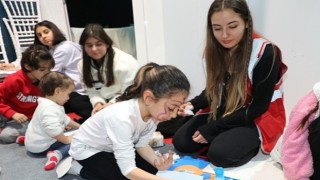 Gönüllüler depremzede çocuklar ile oyun oynadı