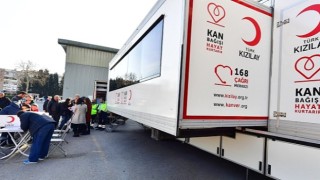 İzmir Büyükşehir Belediyesi personeli depremzedeler için kan bağışı yaptı