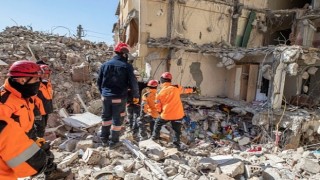 İzmir İtfaiyesi arama kurtarma çalışmalarını sürdürüyor “Son vatandaşımızı alana kadar buradayız”