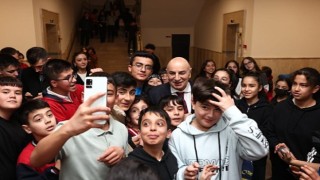 Keçiören Belediyesinden Kitap ve Laboratuvar Ekipmanı Desteği