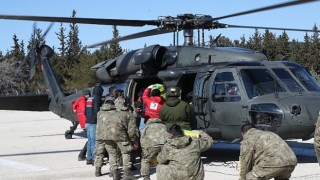 Kırsal Kesimlere Helikopterlerle Yardım Ulaştırıyor