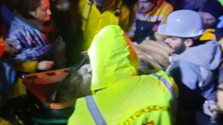 Kocaeli Büyükşehir ekipleri mucizelere şahitlik ediyor 32 kişiyi enkazdan sağ çıkardılar