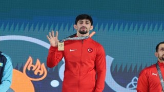 Madalyasını depremzedelere bağışladı