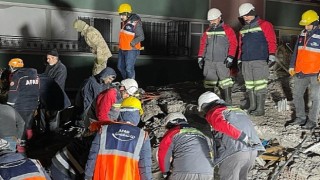Madenciler dört koldan depremin yaralarını sarıyor
